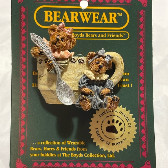 🆕Boyd’s Bears & Friends BEARWEAR ‘Prissie and Missie…Fixin’ Tea’ Pin/Brooch - Picture 1 of 13